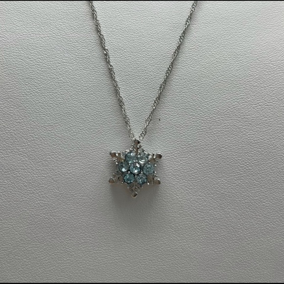 Cinderella A Glow In Dark Necklace! - Picture 6 of 6